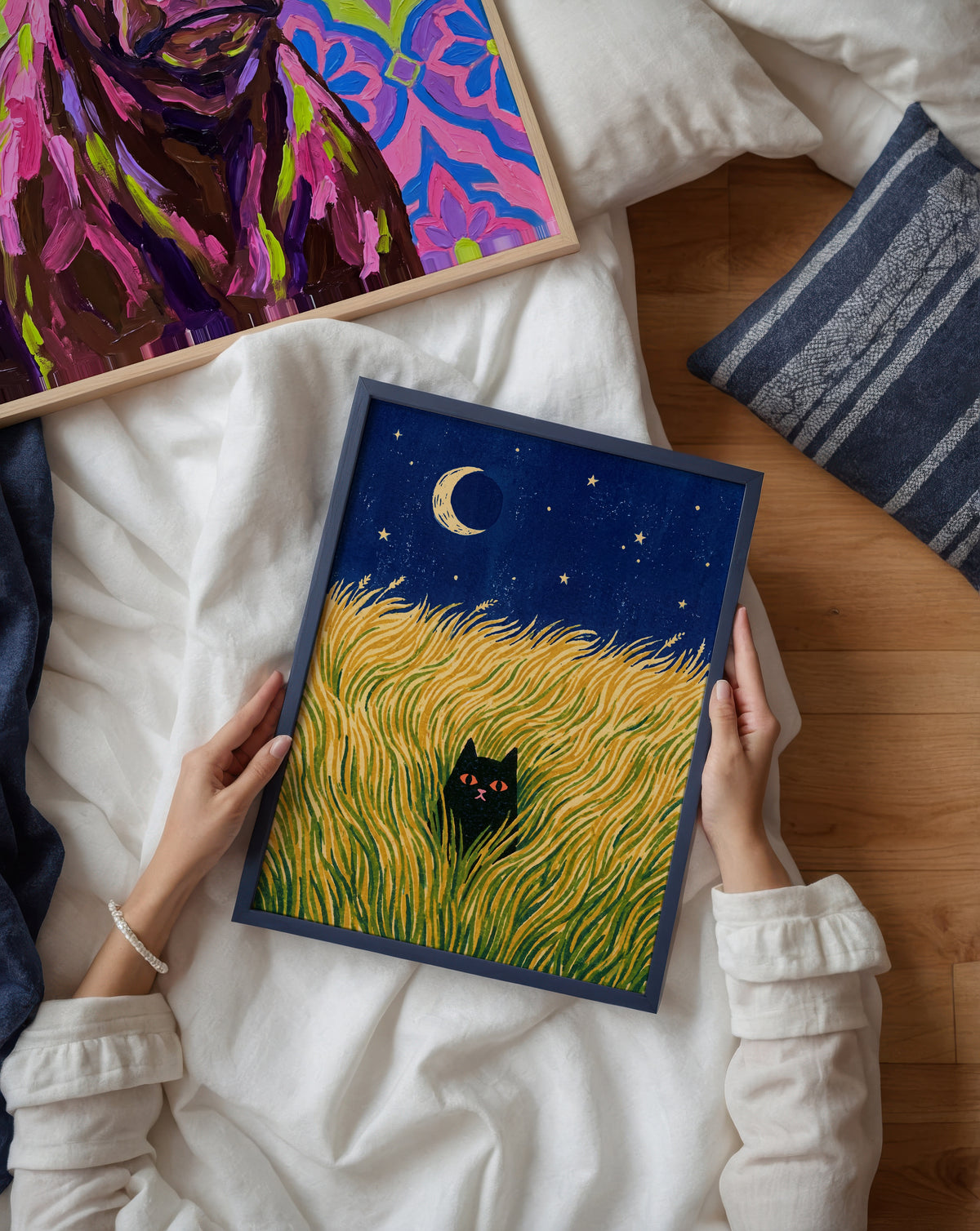 Hidden Cat Moonfield Poster – två posters i rum 1
