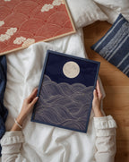 Moonlit Sea Poster – två posters i rum 1