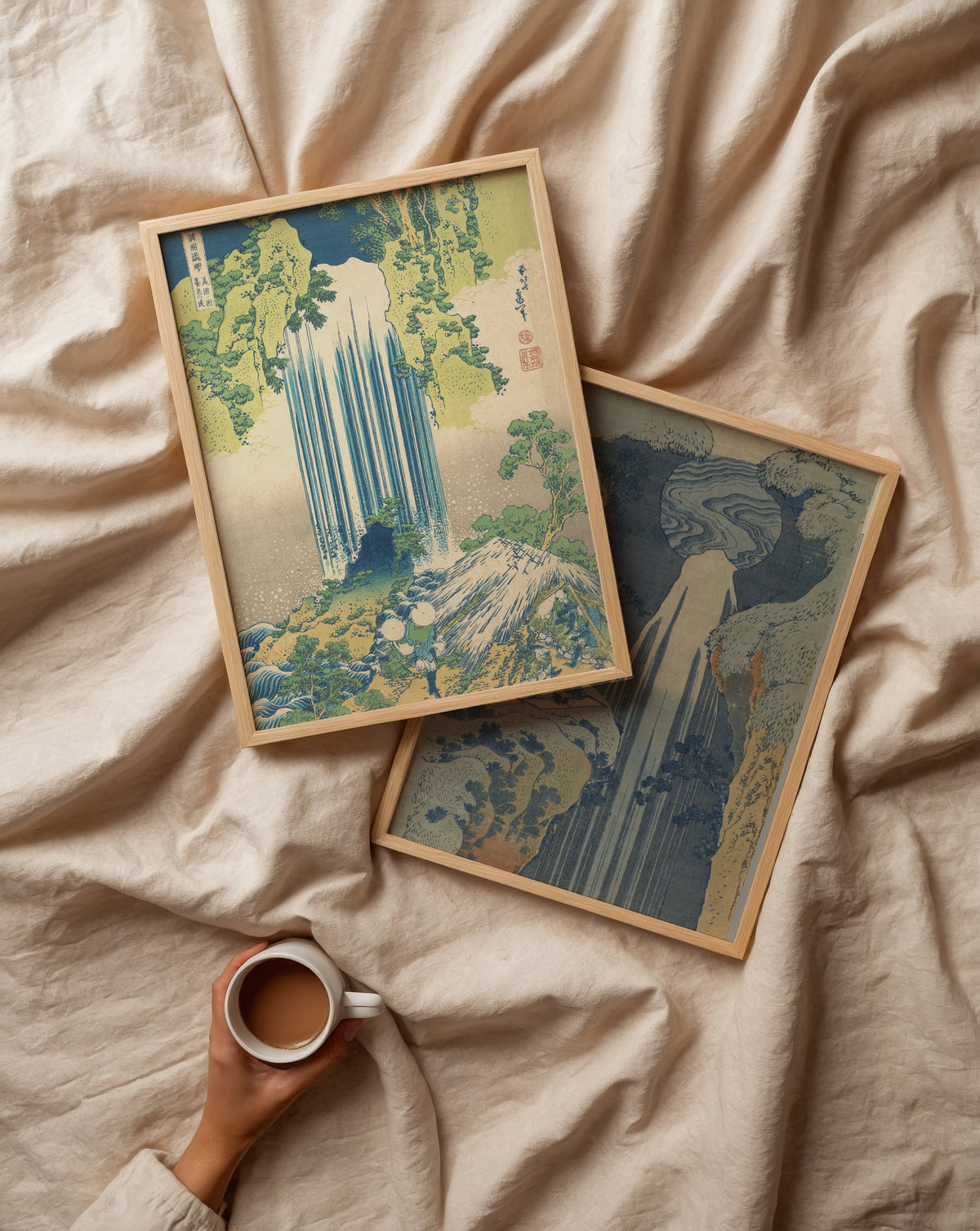 Katsushika Hokusai Yoro Waterfall in Mino Province 1832 Poster – två posters i rum 2