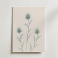 Frosted Thistle affisch inramad i neutral ram – se hur konsttrycket ser ut, Bozetto