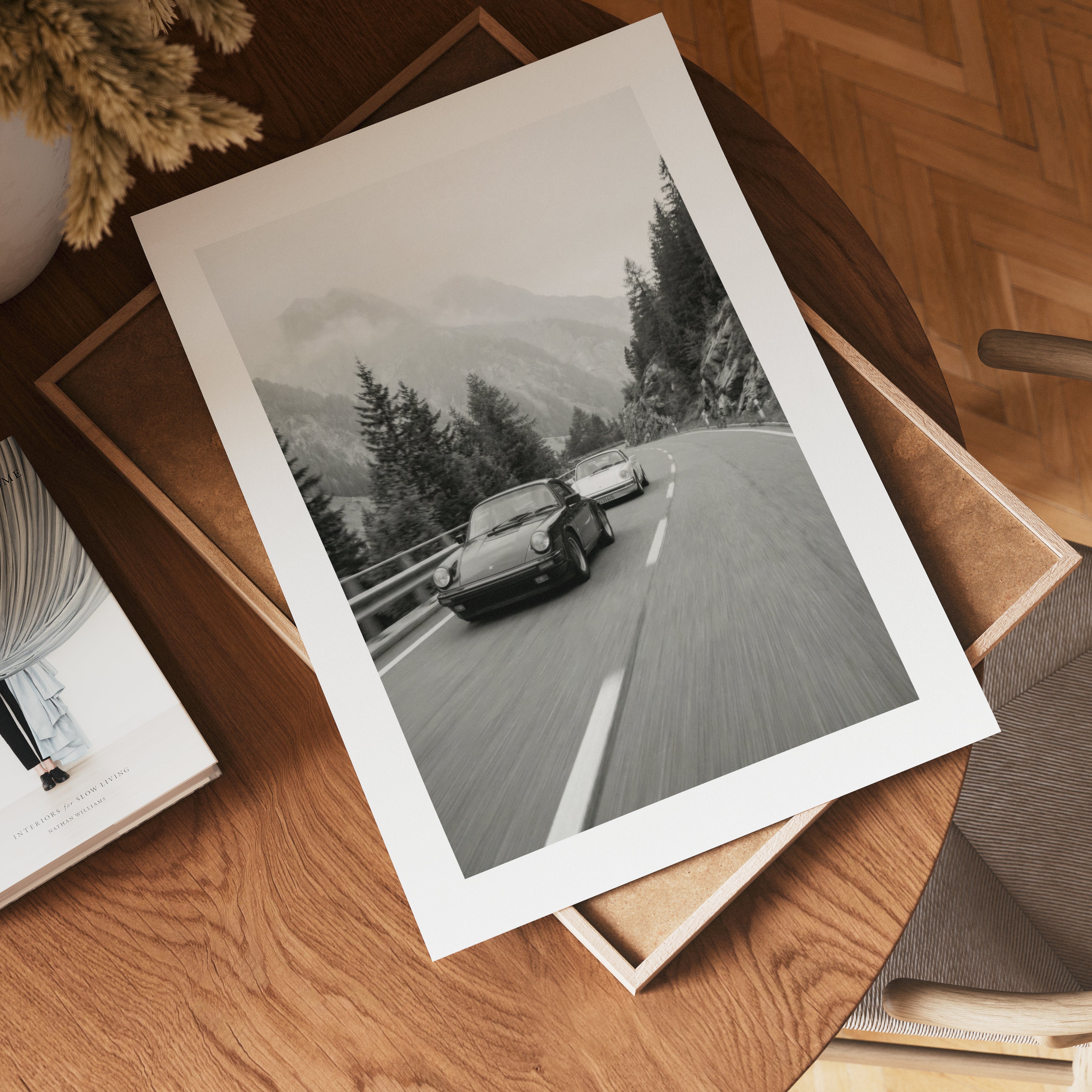Alpine Drive Society konsttryck på vit bakgrund – elegant Bozetto affisch för hemmet