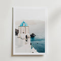 Aegean Cliffside Chapel – stilfullt konsttryck från Bozetto, tryckt på matt finpapper