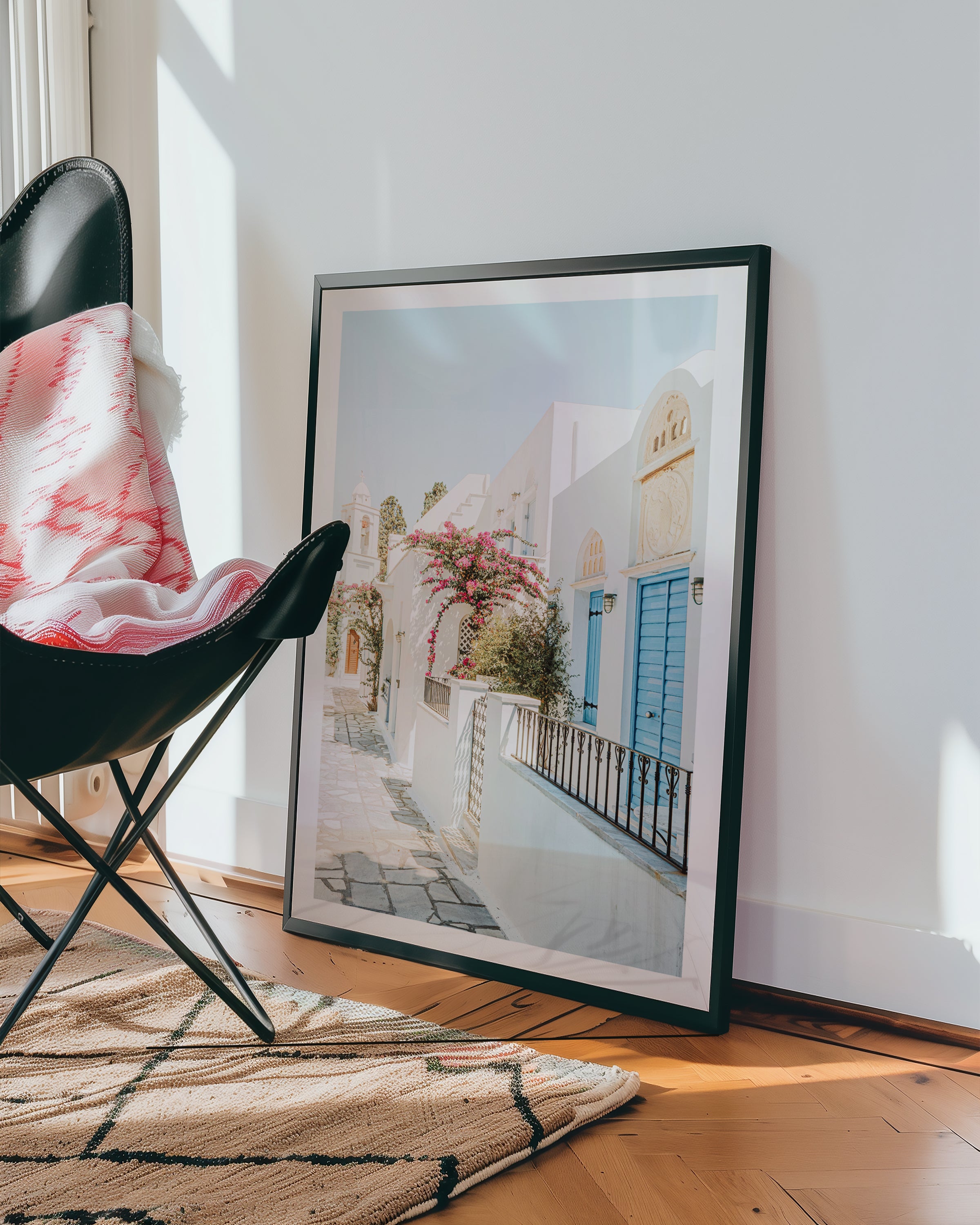 Mediterranean Bloom Alley poster visualiserad på vägg – från Bozetto i hög kvalitet