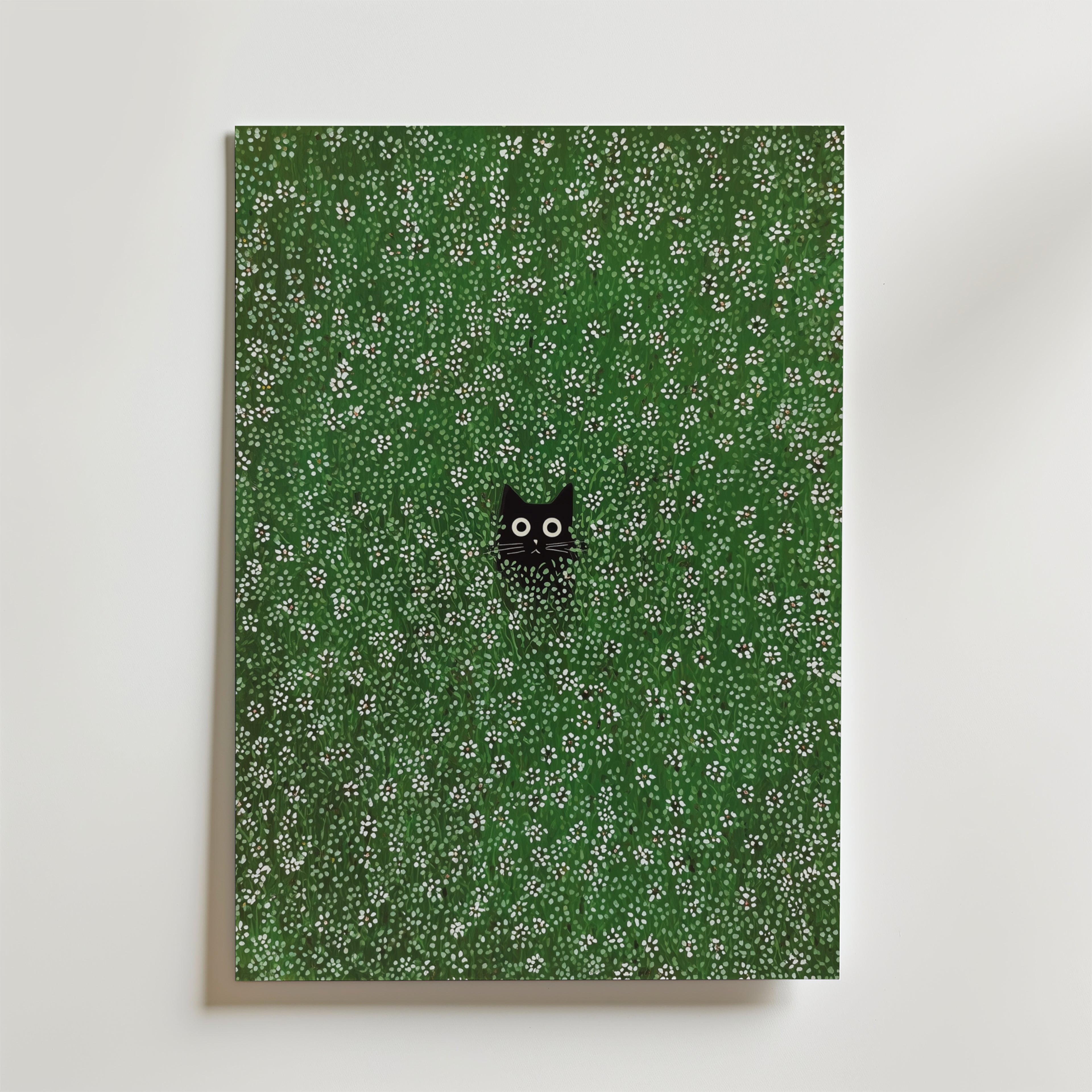 Hidden Meadow Cat – stilfullt konsttryck från Bozetto, tryckt på matt finpapper i hög tryckkvalitet