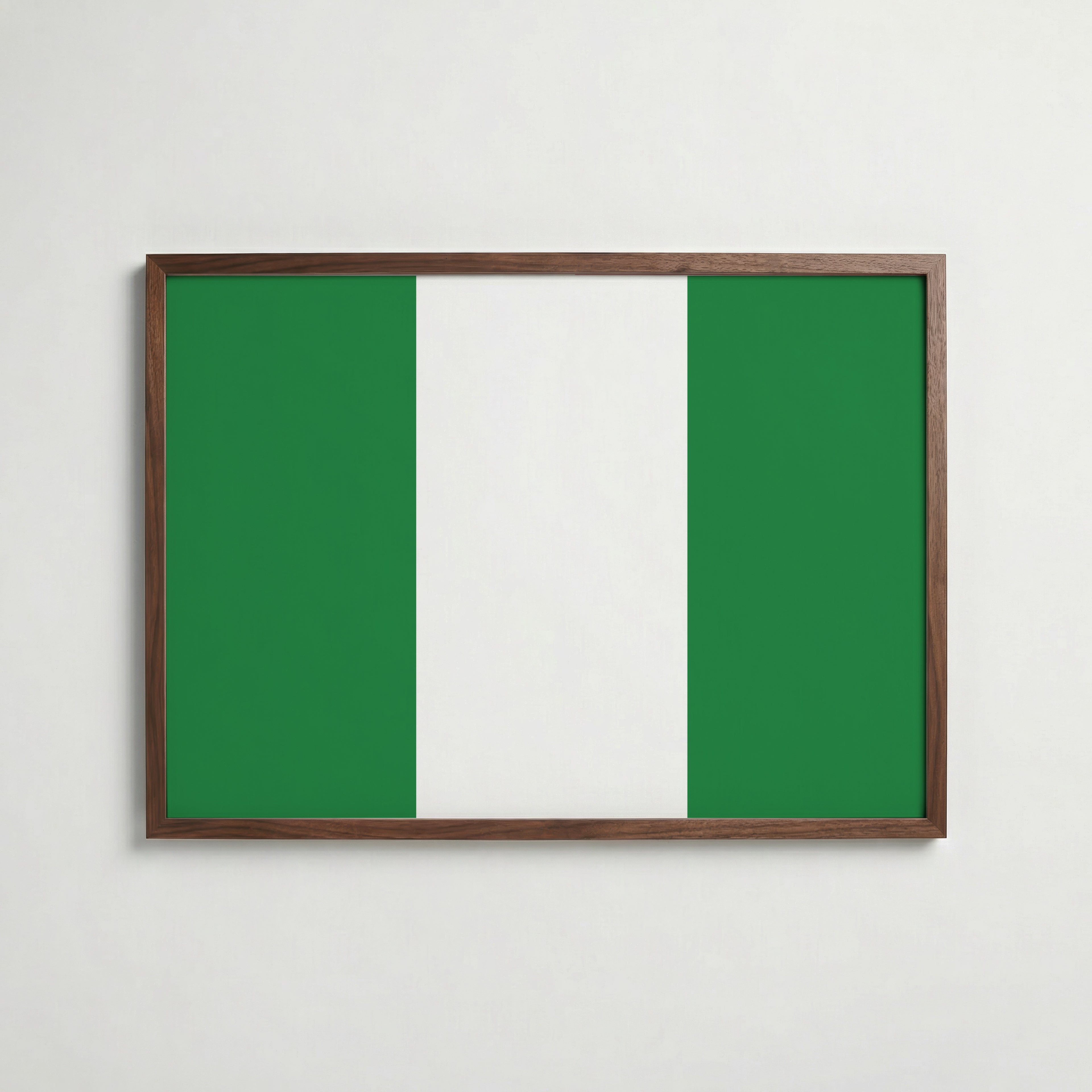 Nigeria National Flag Poster i valnötsram – varm konstaffisch för hemmet från Bozetto