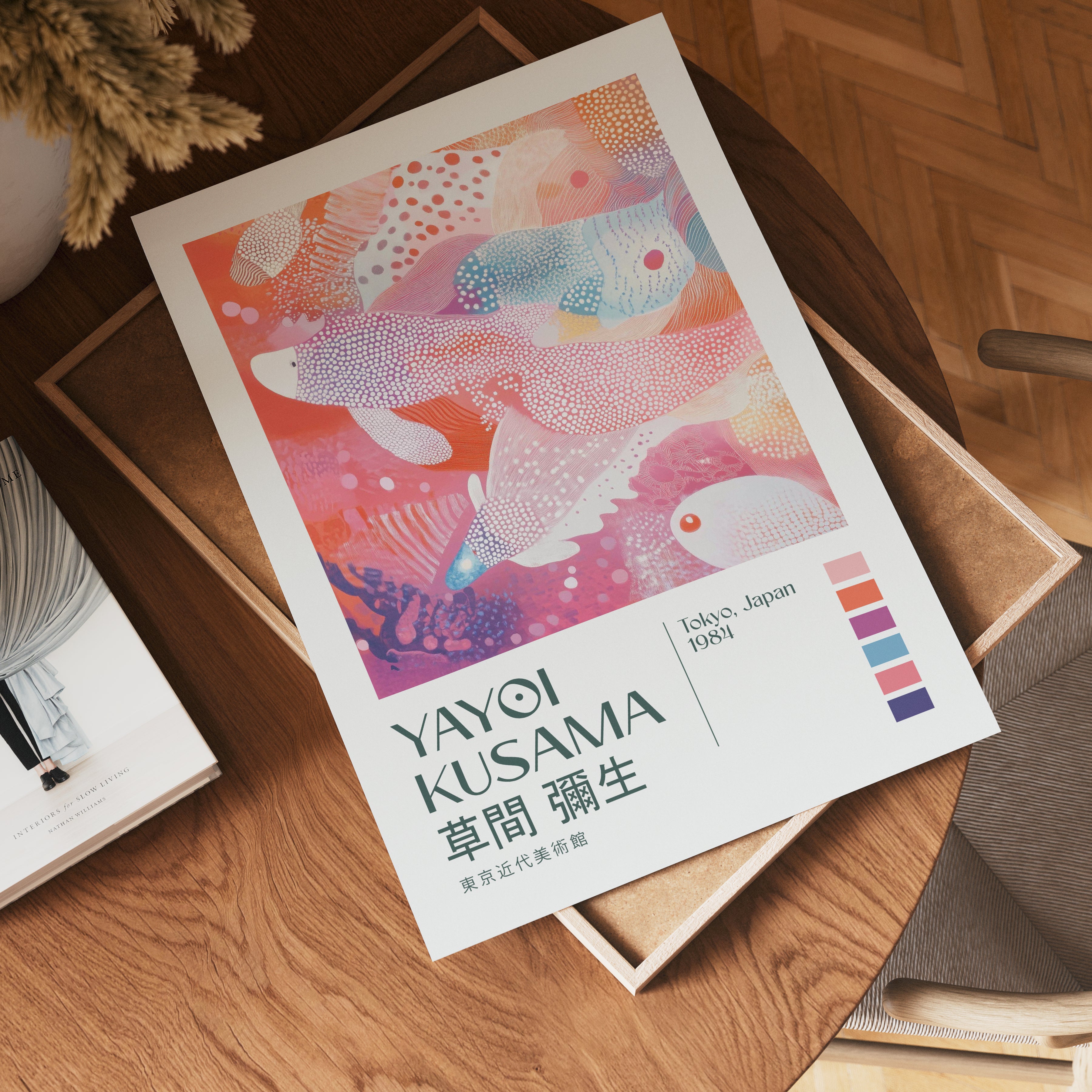 Väggmockup av Yayoi Kusama Floating Koi affisch på ljus vägg – Bozetto konsttryck
