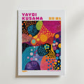 Mockup av Yayoi Kusama Vibrant Polka affisch på vägg – köp enkelt hos Bozetto i hög kvalitet