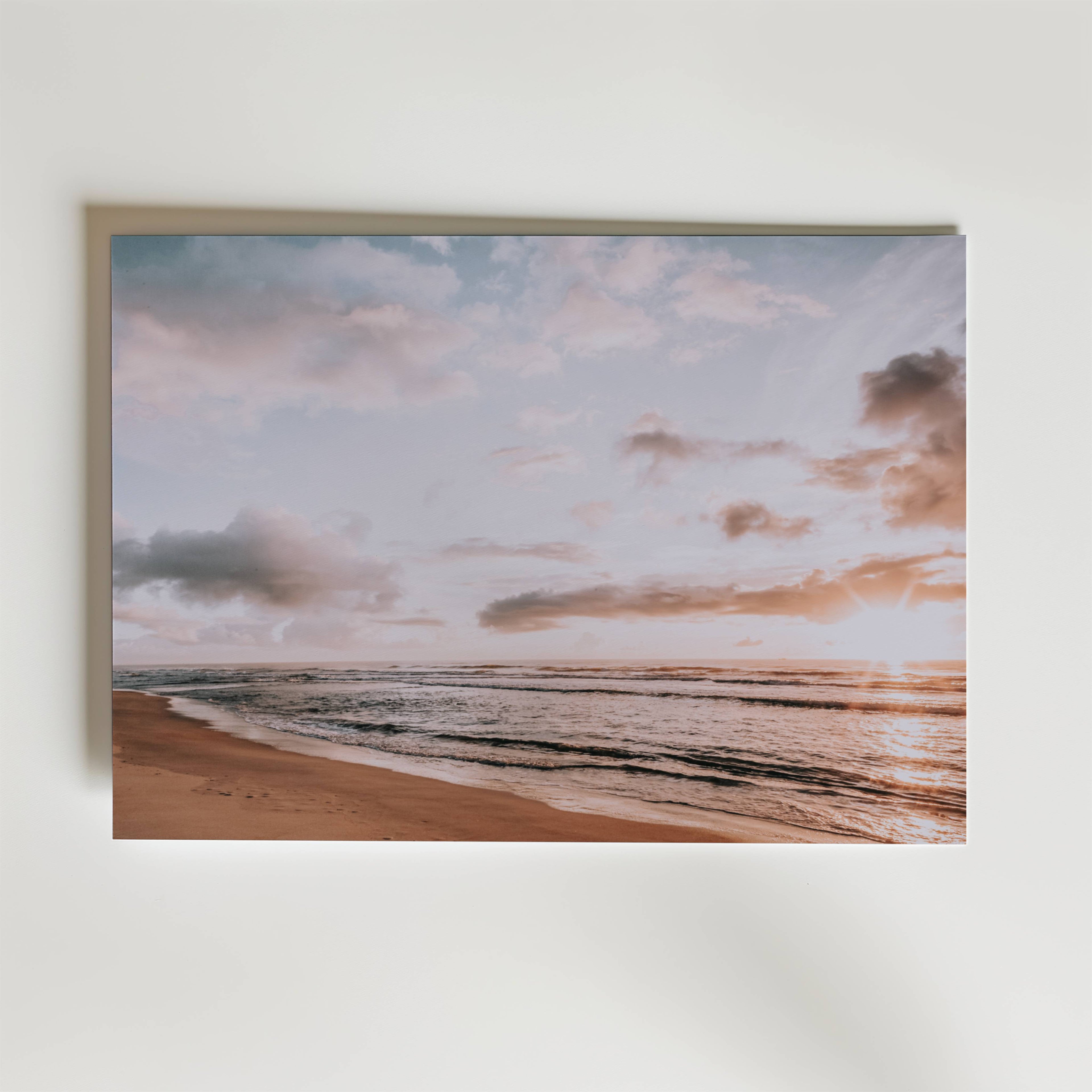 Soft Horizon Sunset – stilfullt konsttryck från Bozetto, tryckt på matt finpapper