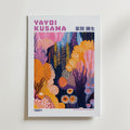 Mockup av Yayoi Kusama Vibrant affisch på vägg – köp enkelt hos Bozetto i hög kvalitet