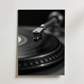 Black And White Record Player – stilfullt konsttryck från Bozetto, tryckt på matt finpapper