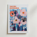 Mockup av Yayoi Kusama Blue Floral affisch på vägg – köp enkelt hos Bozetto i hög kvalitet