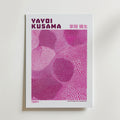 Mockup av Yayoi Kusama Pink Infinity affisch på vägg – köp enkelt hos Bozetto i hög kvalitet