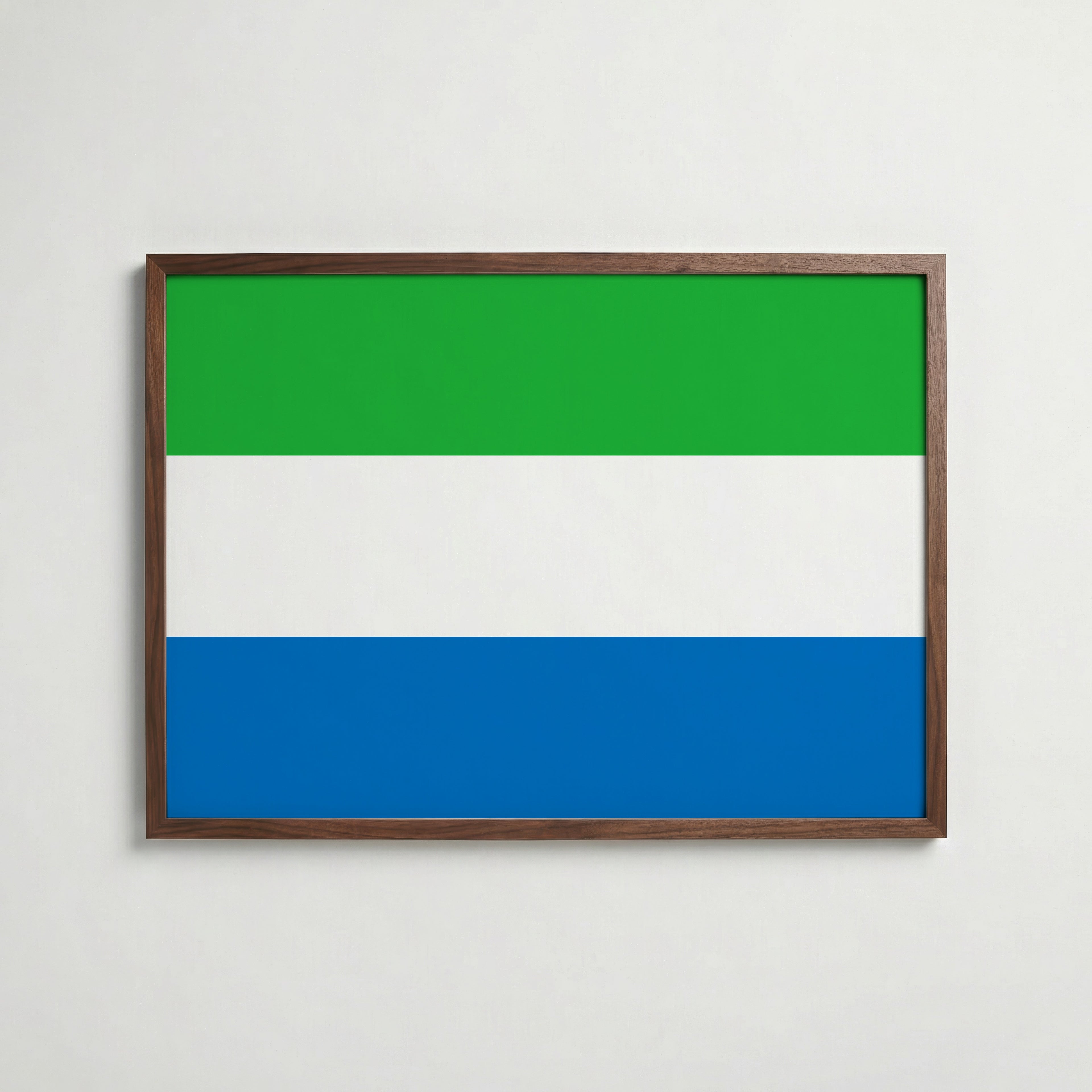 Sierra Leone National Flag Poster i valnötsram – varm konstaffisch för hemmet från Bozetto
