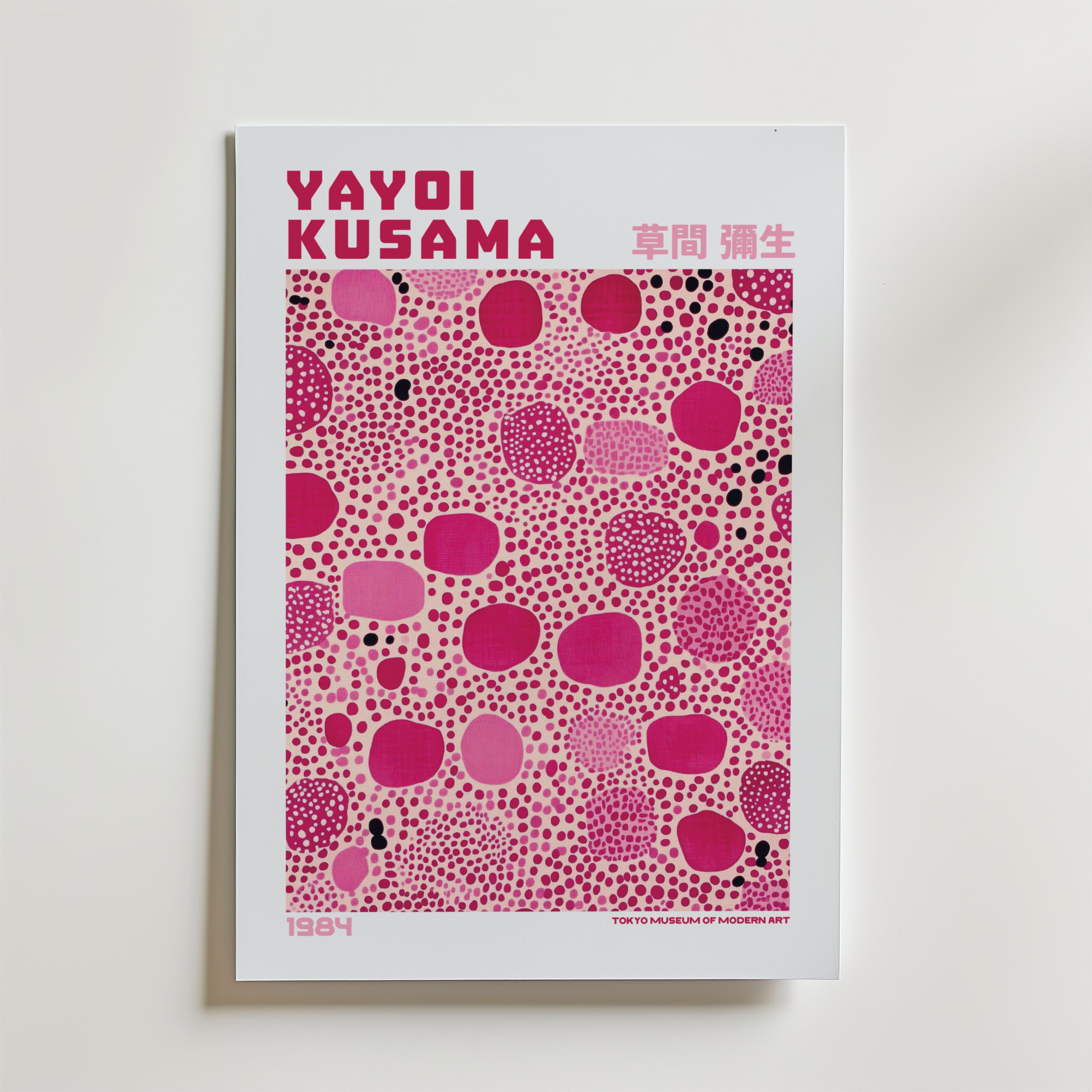 Mockup av Yayoi Kusama Pink Mosaic affisch på vägg – köp enkelt hos Bozetto i hög kvalitet