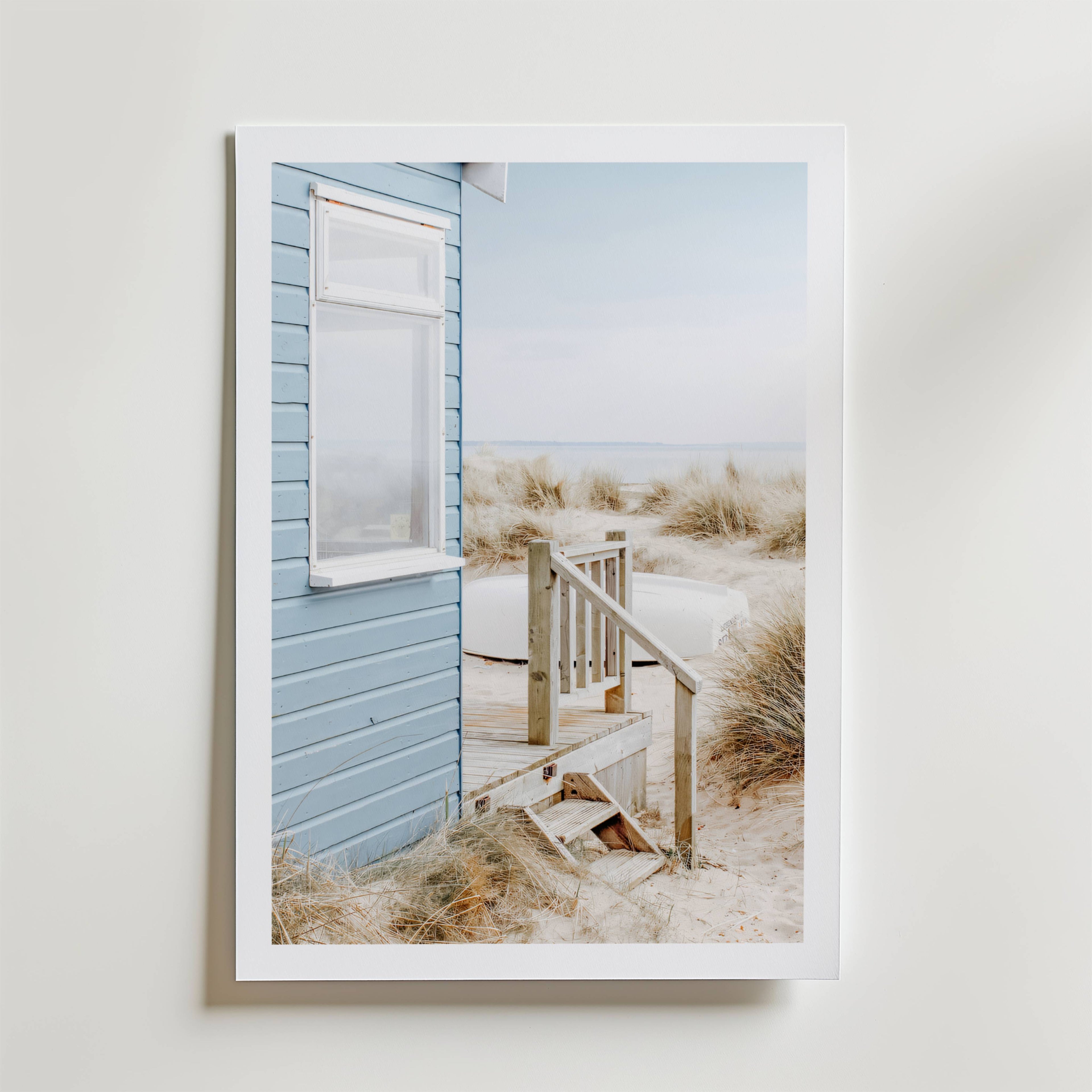 Blue Beach Cabin – stilfullt konsttryck från Bozetto, tryckt på matt finpapper i hög tryckkvalitet