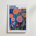 Mockup av Yayoi Kusama Floral Infinity affisch på vägg – köp enkelt hos Bozetto i hög kvalitet