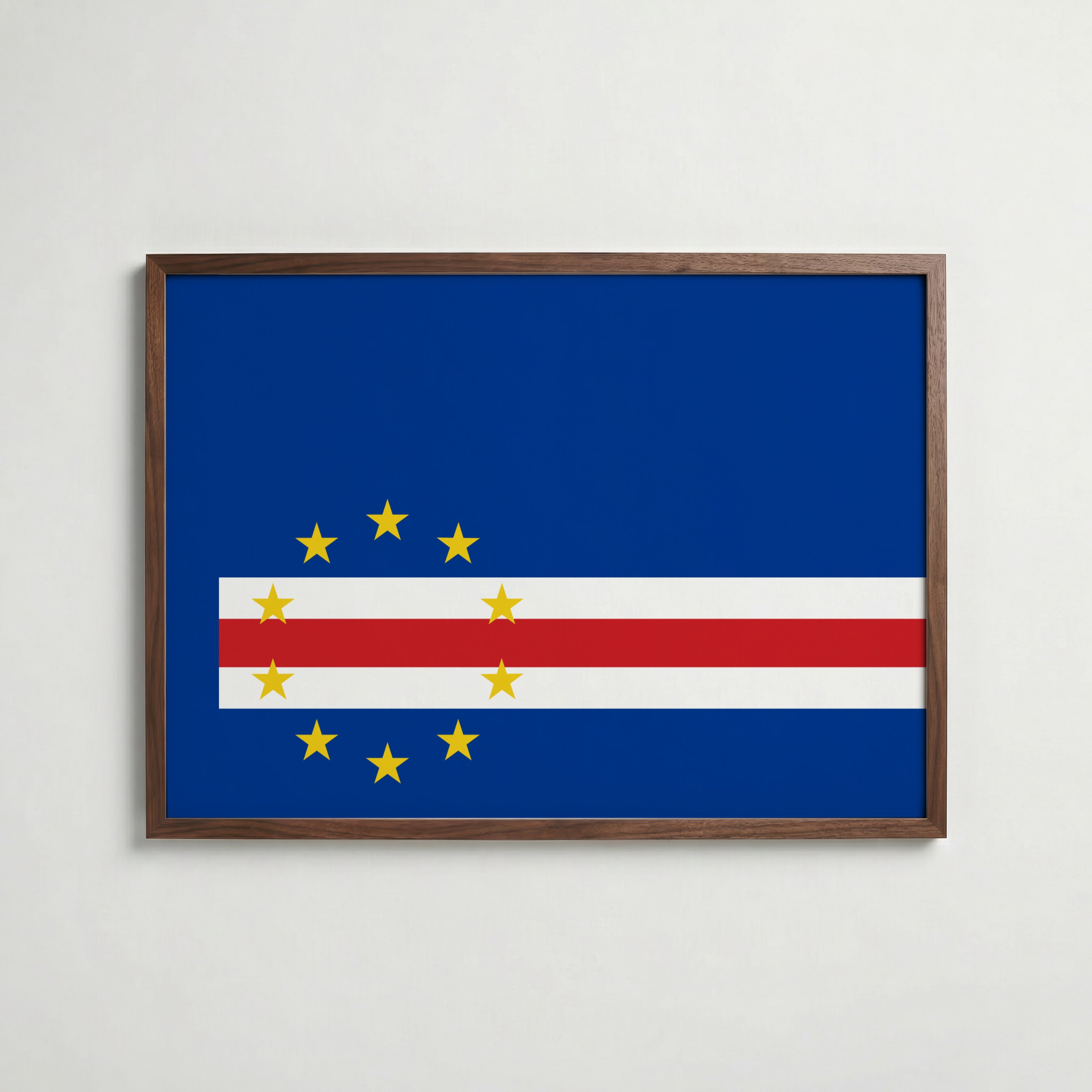 Cape Verde National Flag Poster i valnötsram – varm konstaffisch för hemmet från Bozetto