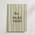 Be Here Now Poster – sage grön bakgrund med handskriven mindfulness-text