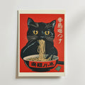 Cat Eating Ramen – stilfullt konsttryck från Bozetto, tryckt på matt finpapper i hög tryckkvalitet