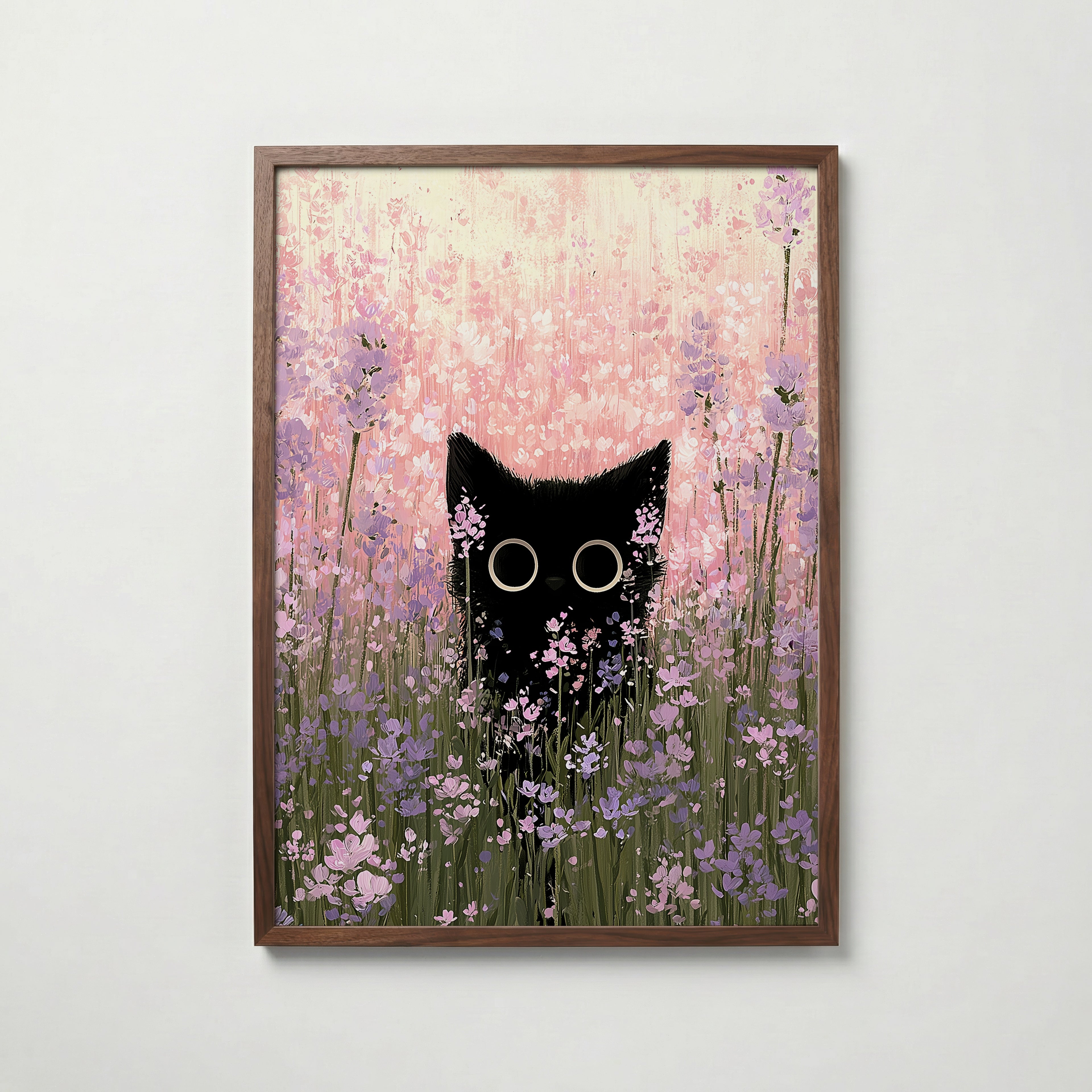 Cat in Bloom Poster – svart katt bland rosa ängsblommor i valnötsram, konst från Bozetto