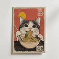 Cat Eats Noodle – stilfullt konsttryck från Bozetto, tryckt på matt finpapper i hög tryckkvalitet