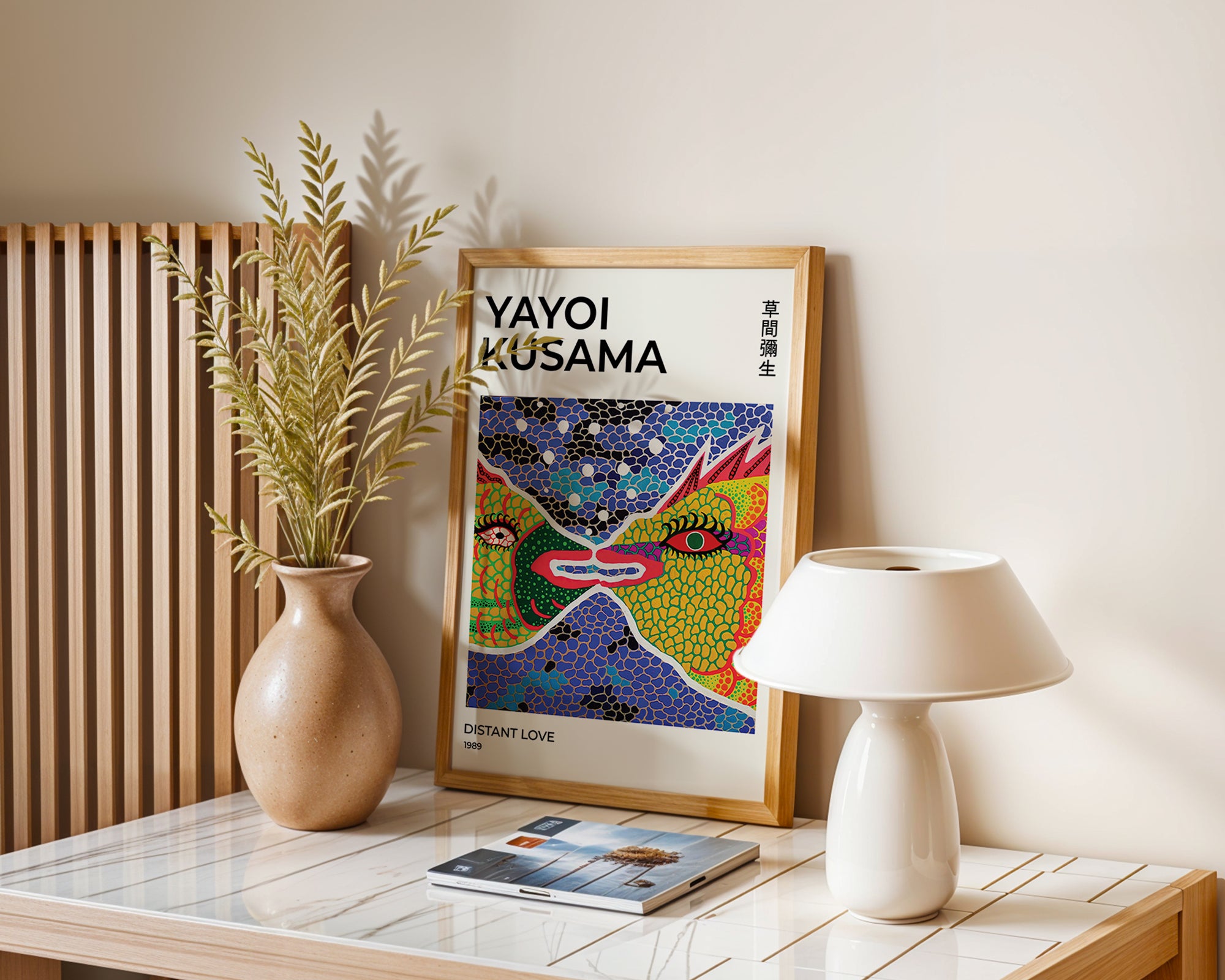 Mockup av Yayoi Kusama Distant Love affisch på vägg – köp enkelt hos Bozetto i hög kvalitet