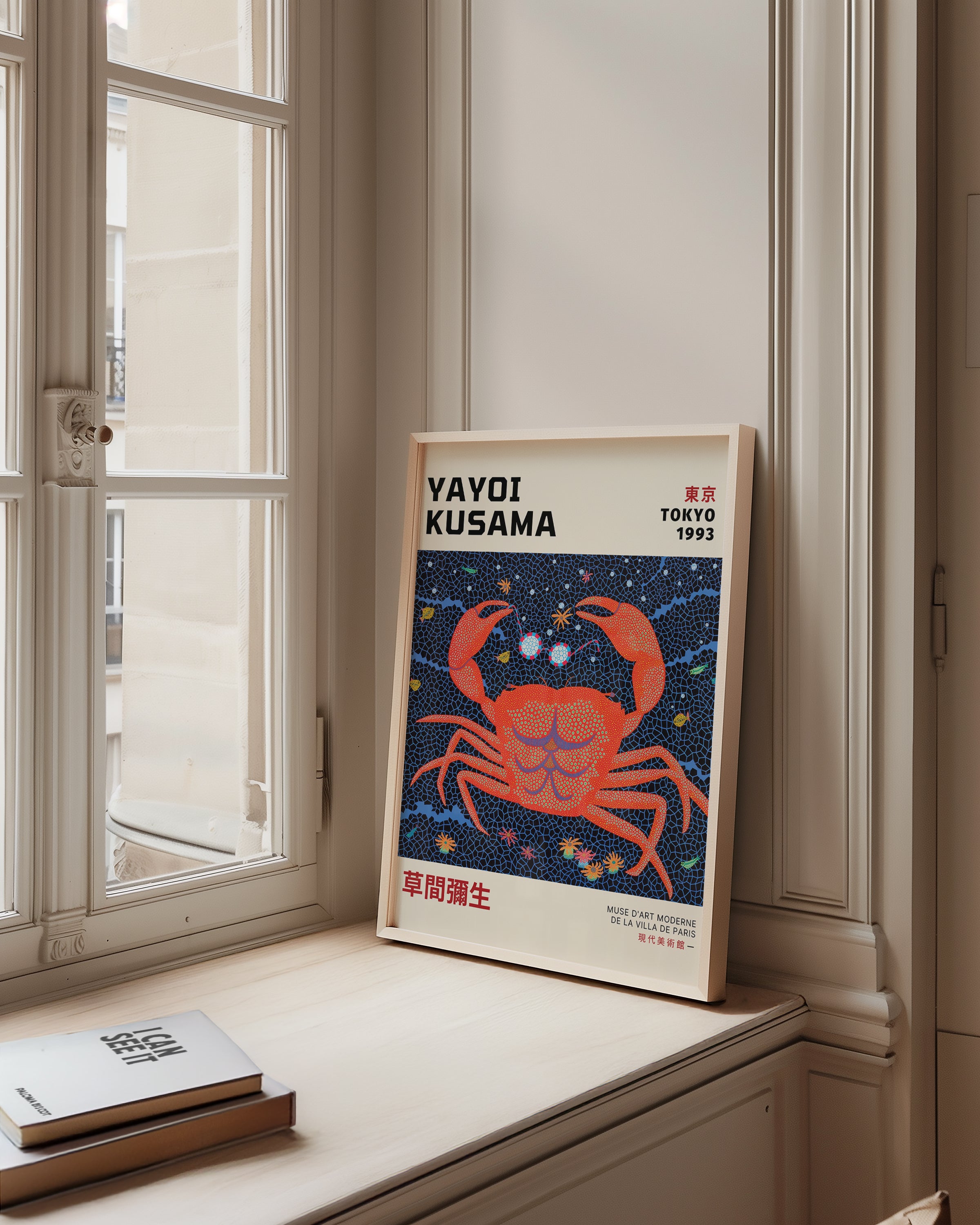Yayoi Kusama Cosmic Crab poster visualiserad på vägg – från Bozetto i hög kvalitet