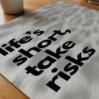 Life's Short Poster – närbild på papper