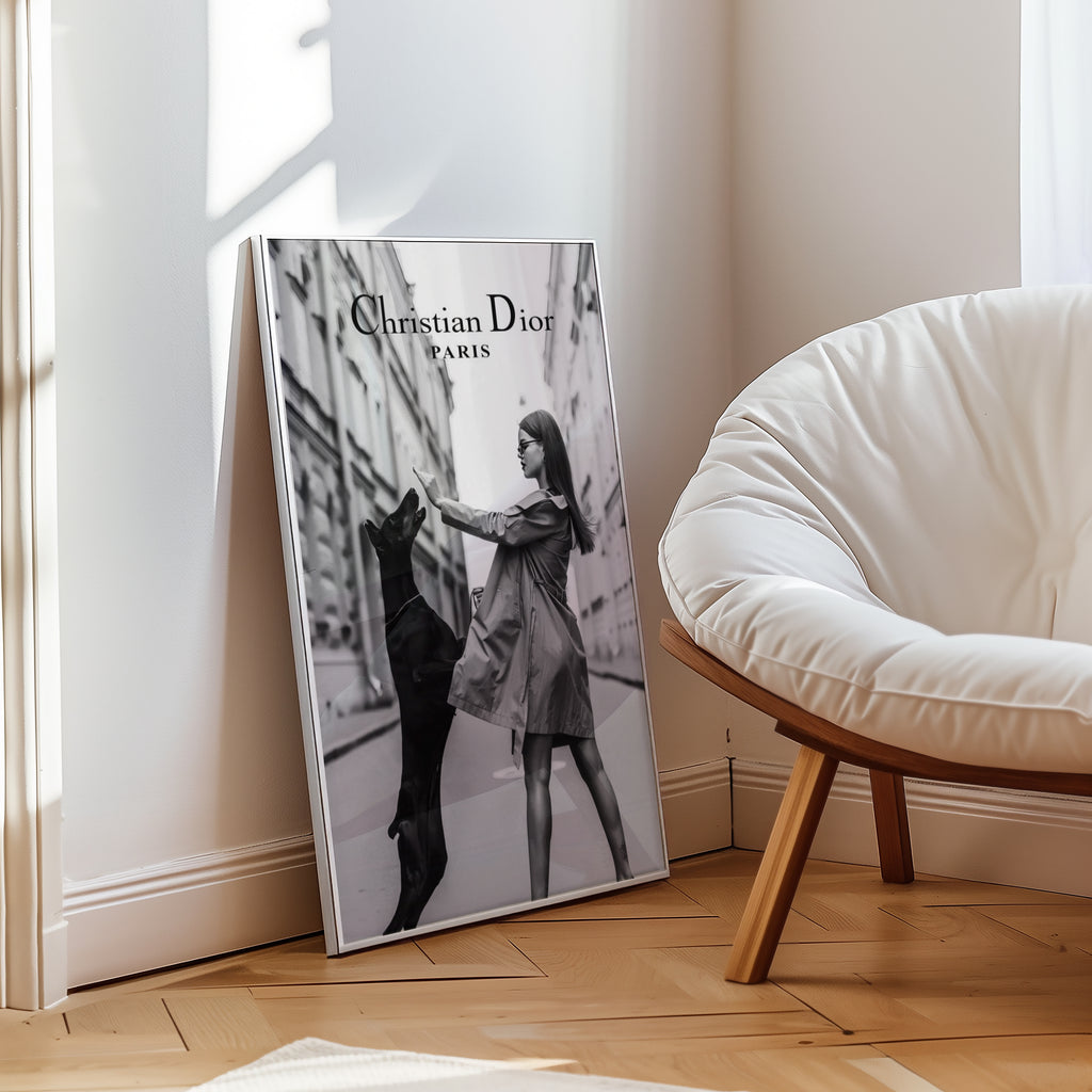 Mockup av Christian Dior Paris affisch på vägg – köp enkelt hos Bozetto i hög kvalitet