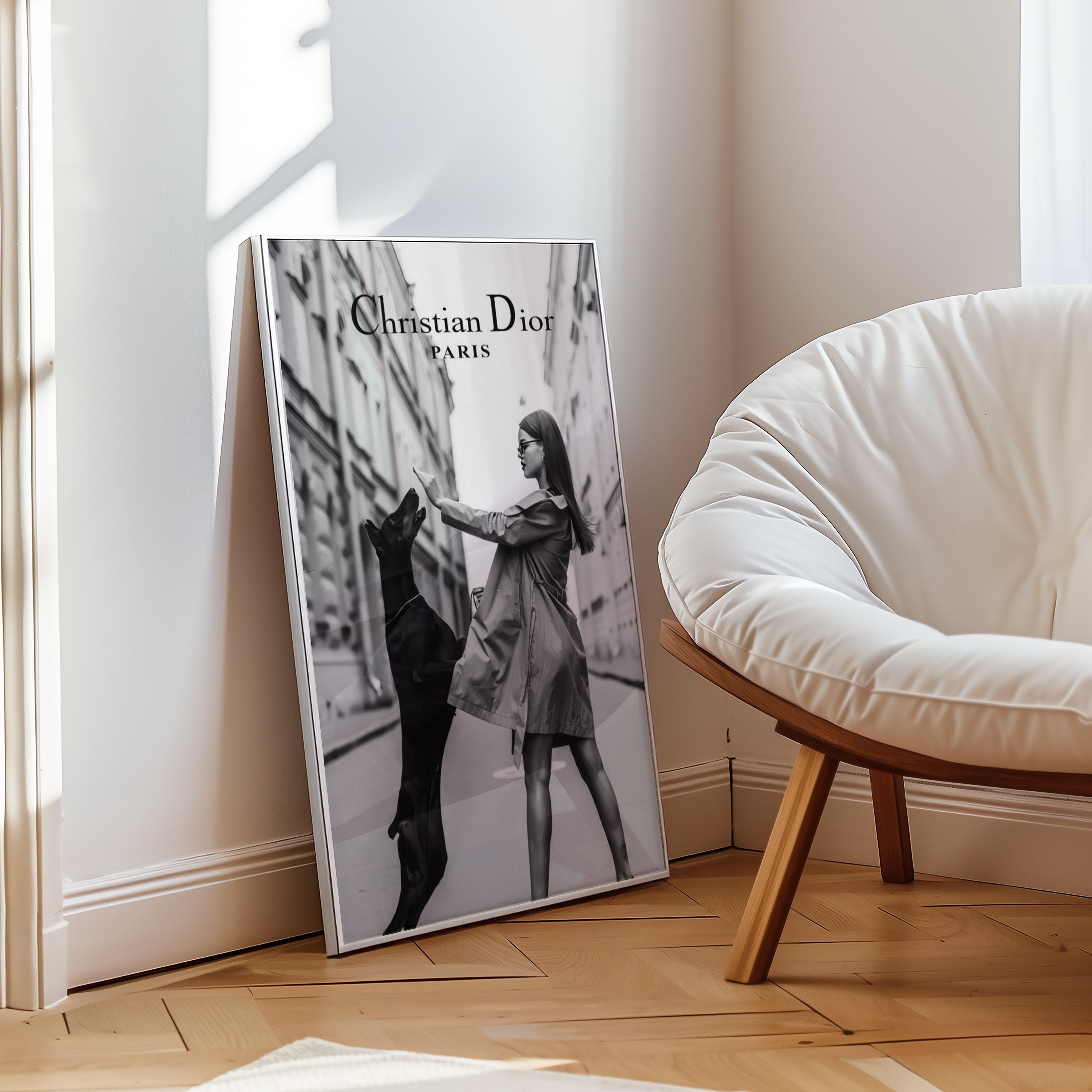 Mockup av Christian Dior Paris affisch på vägg – köp enkelt hos Bozetto i hög kvalitet