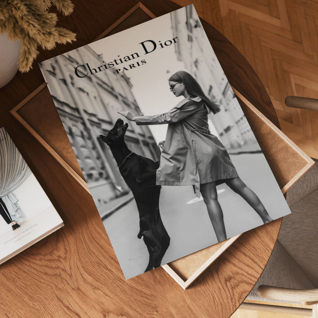 Storleksjämförelse för Christian Dior Paris affisch – Bozetto erbjuder flera format