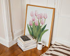 Affischmockup: Pink Tulips poster på vit slät vägg – Bozetto konsttryck i hög tryckkvalitet