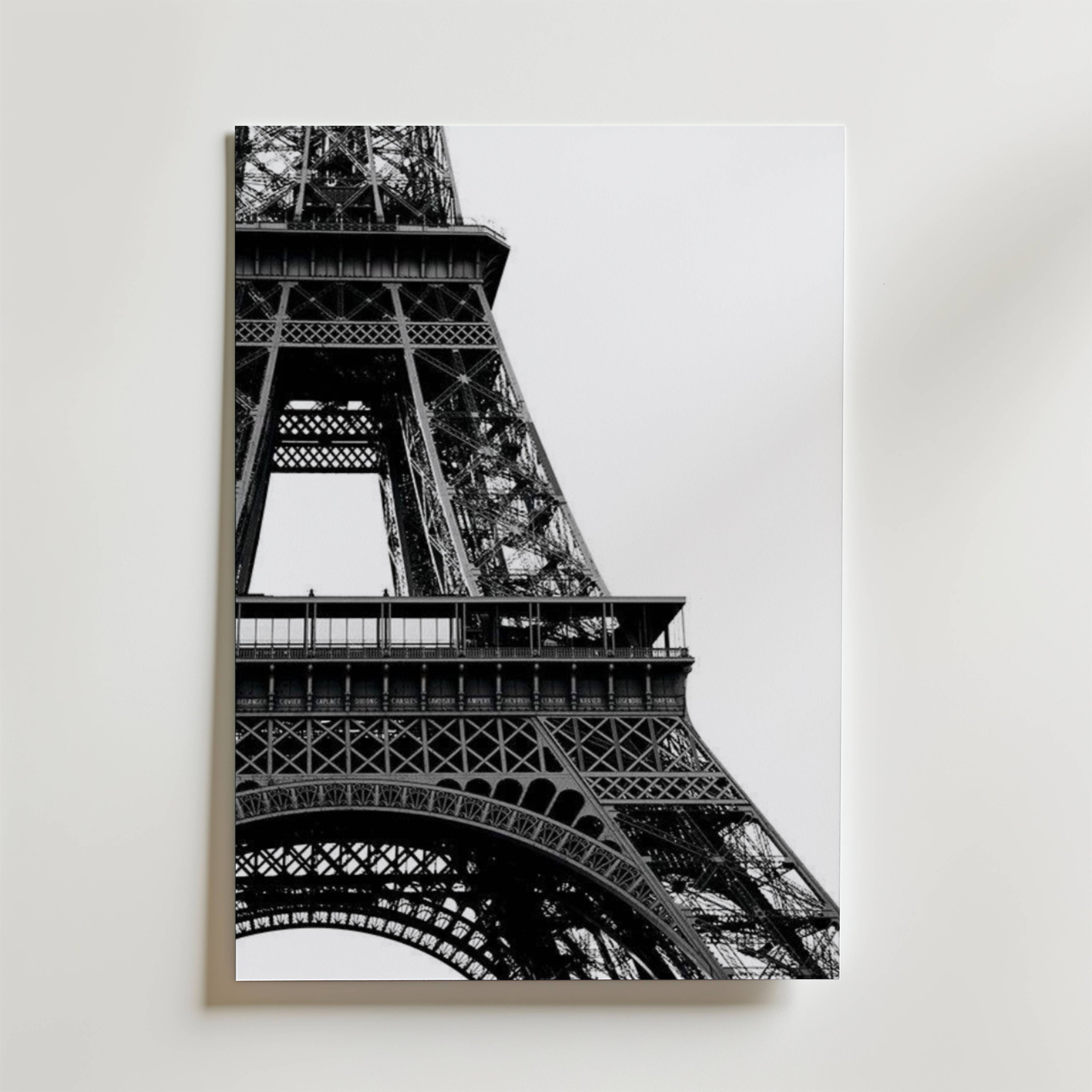 Eiffel Grace – stilfullt konsttryck från Bozetto, tryckt på matt finpapper i hög tryckkvalitet