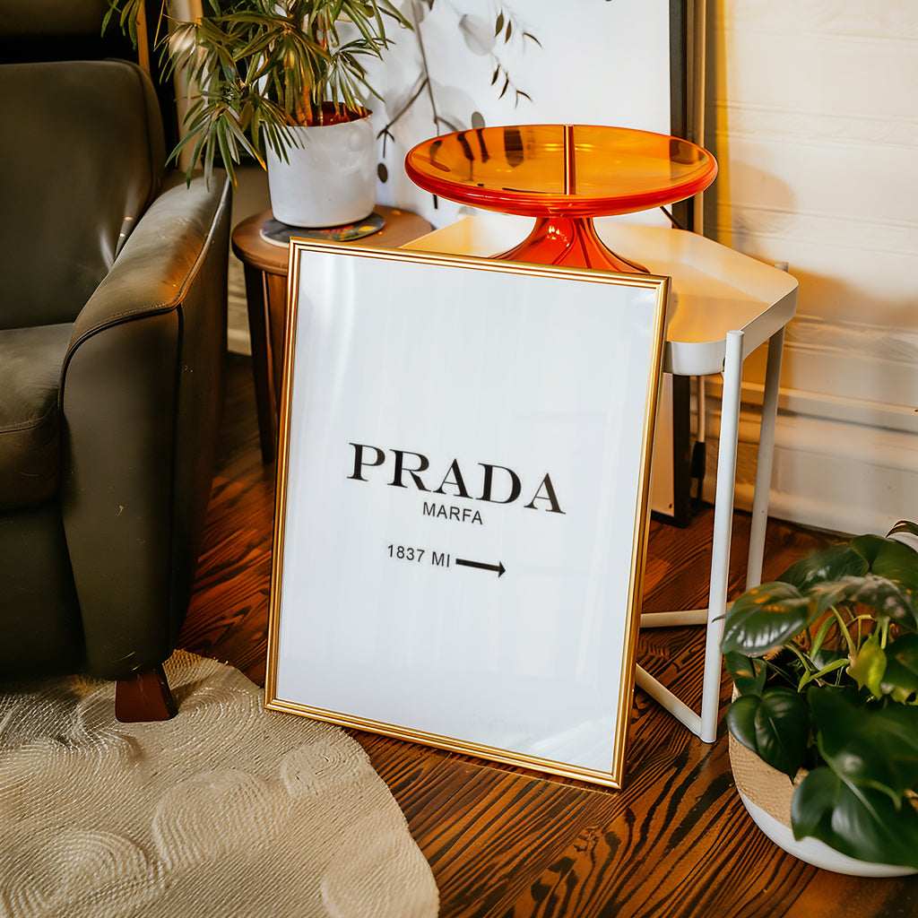 Prada Marfa i väggmockup – konsttryck presenterat i verklig miljö av Bozetto i hög tryckkvalitet
