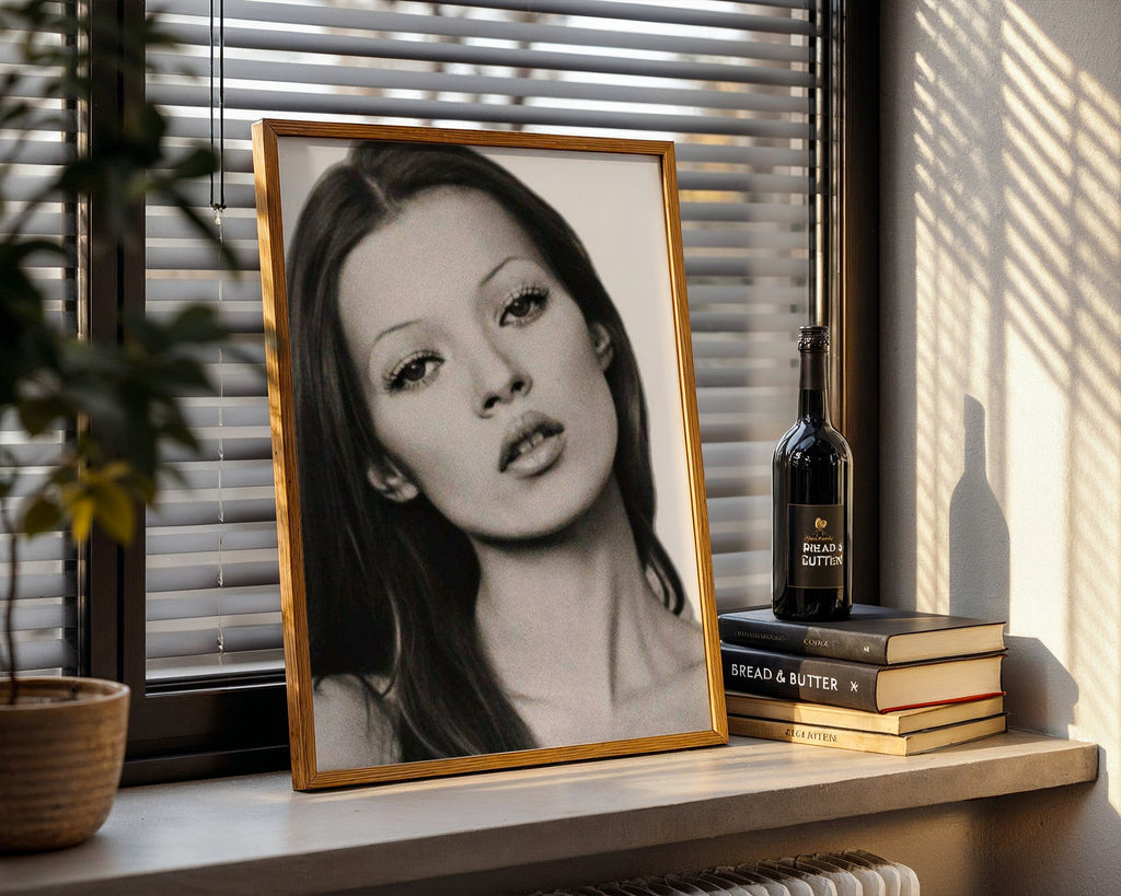 Väggmockup av Kate Moss Portrait affisch på ljus vägg – Bozetto konsttryck – nr 5