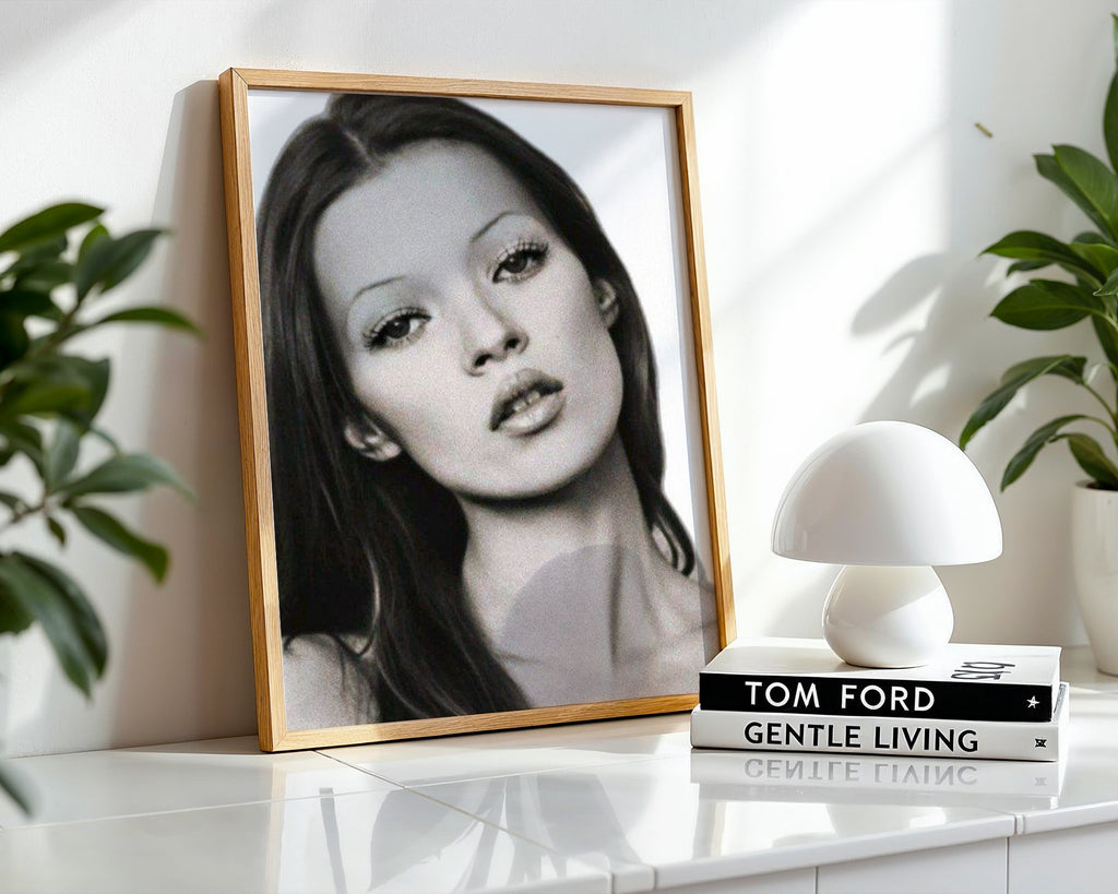 Visualisering av Kate Moss Portrait poster på vägg – köp enkelt hos Bozetto i hög kvalitet