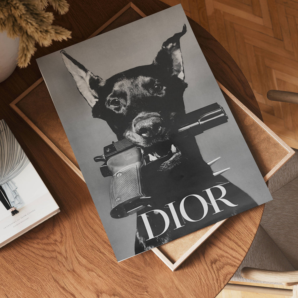 Dior Doberman poster visad rakt fram – Bozetto affisch i hög tryckkvalitet i hög tryckkvalitet