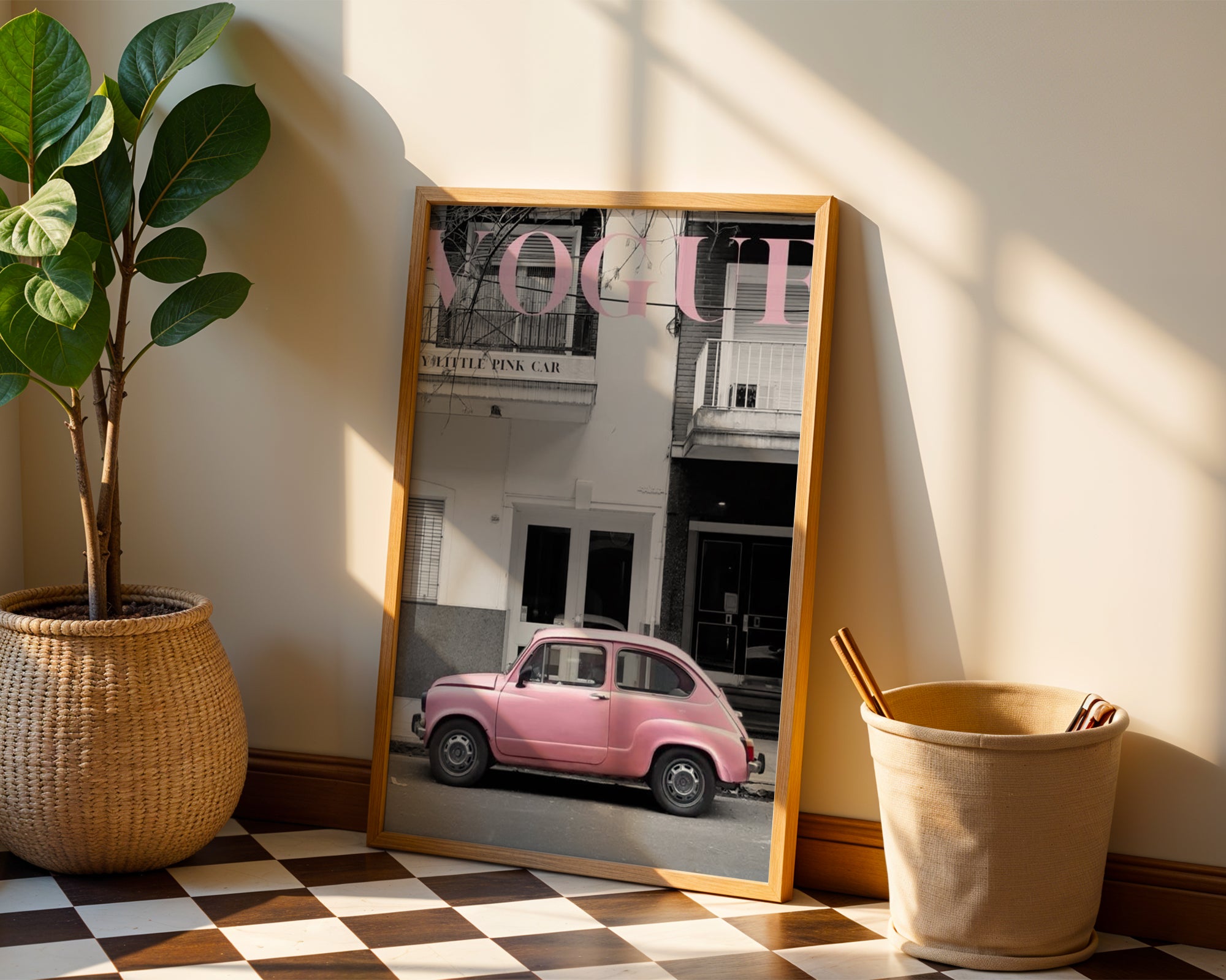 Mockup av Vogue Pink Car affisch på vägg – köp enkelt hos Bozetto i hög kvalitet