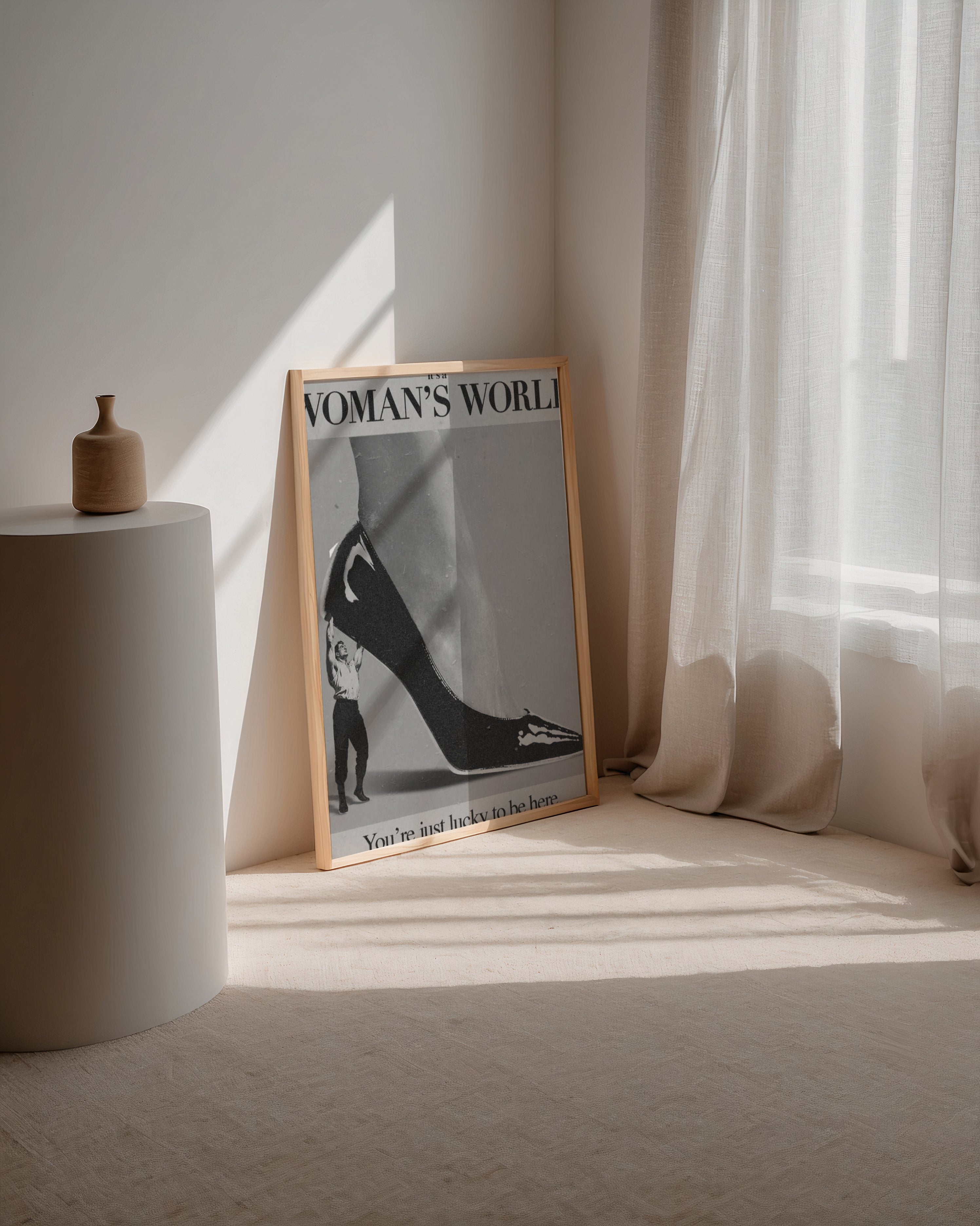 Väggmockup av Woman’s World affisch på ljus tegelvägg – Bozetto konsttryck i hög tryckkvalitet