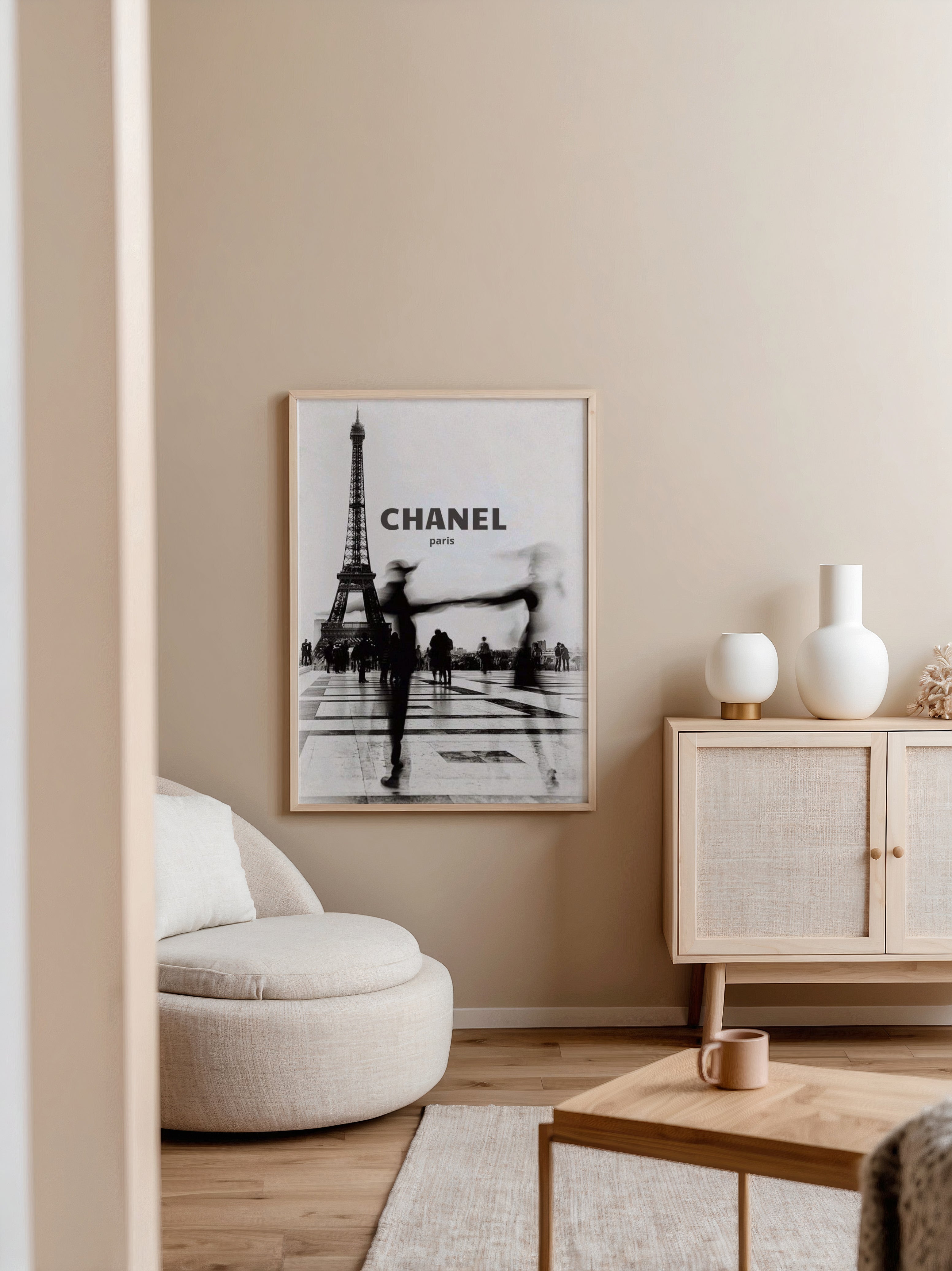 Chanel Paris poster visualiserad på vägg – se rätt storlek med mockup från Bozetto