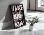 Mockup av Jane Birkin Muse affisch på vägg – köp enkelt hos Bozetto i hög kvalitet