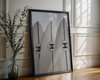 Väggmockup av Chanel Surf No.2 affisch på ljus tegelvägg – Bozetto konsttryck i hög tryckkvalitet