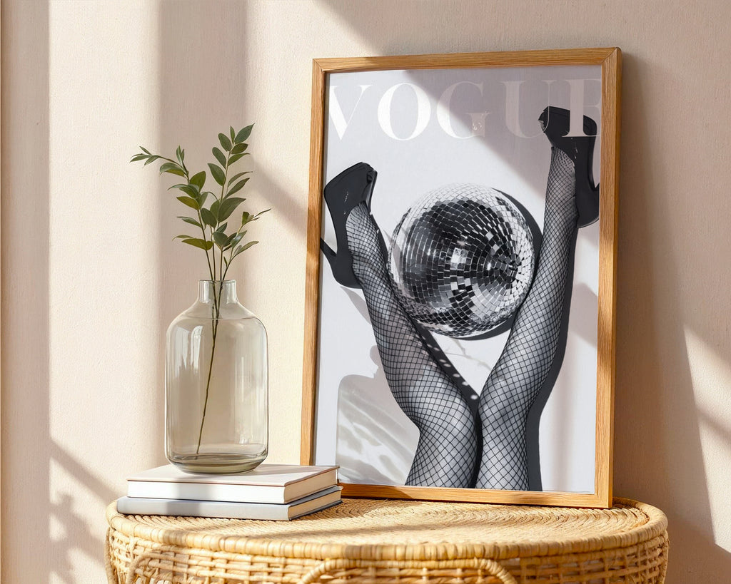 Vogue Disco poster visualiserad på vägg – se rätt storlek med mockup från Bozetto