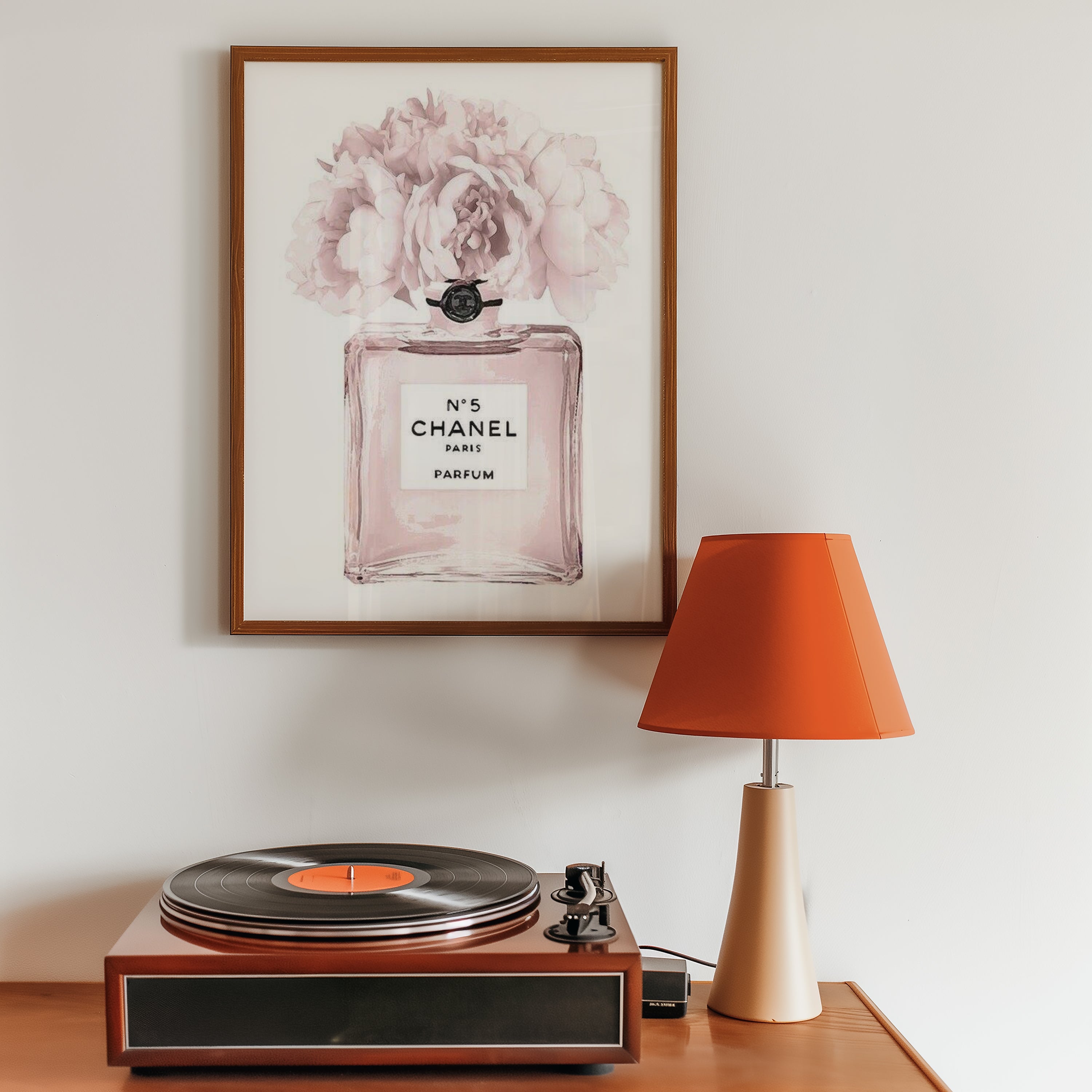 Chanel Bloom poster visualiserad på vägg – se rätt storlek med mockup från Bozetto