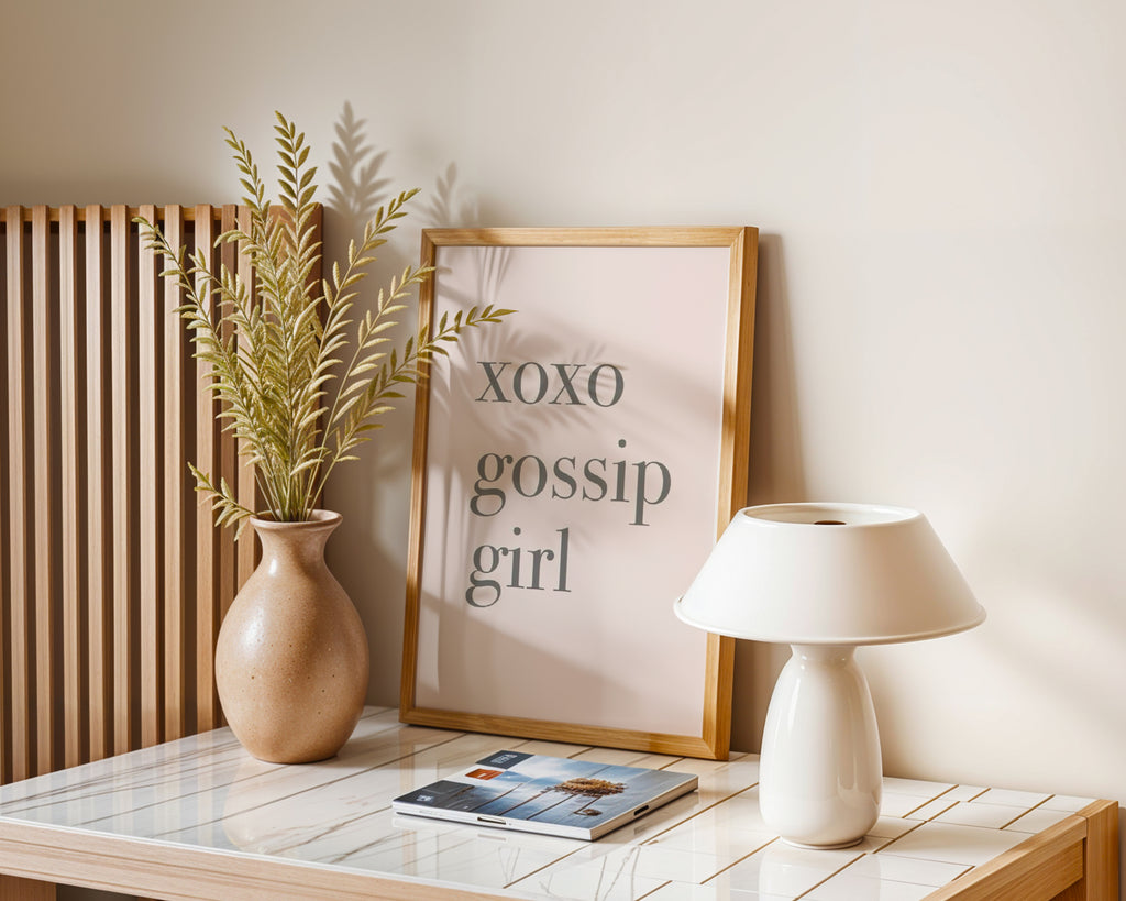 Gossip Girl poster visualiserad på vägg – se rätt storlek med mockup från Bozetto