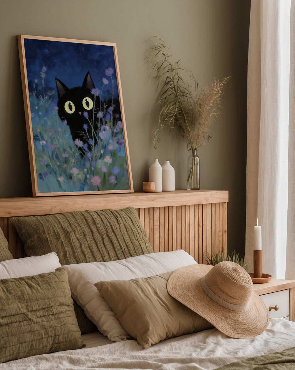 Night Whisper Cat affisch i ram utan passepartout i hemmiljö – Bozetto konsttryck i hög kvalitet