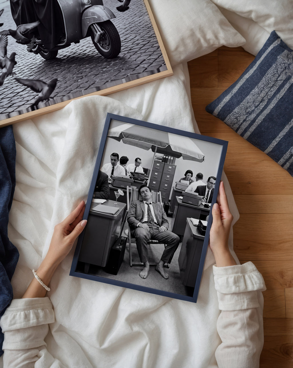 Out of Office Poster – två posters i rum 3
