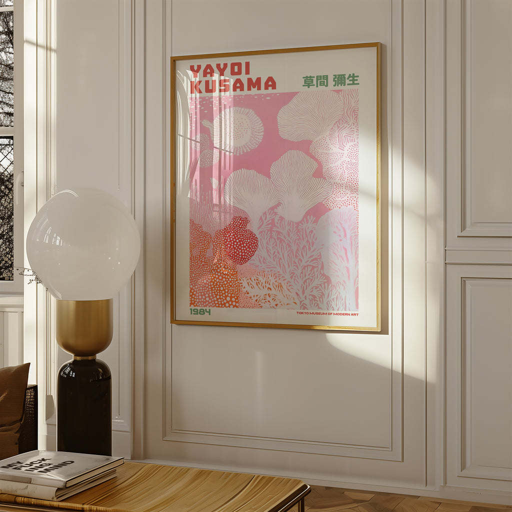 Väggmockup av Yayoi Kusama Coral of Infinity affisch på ljus vägg – Bozetto konsttryck