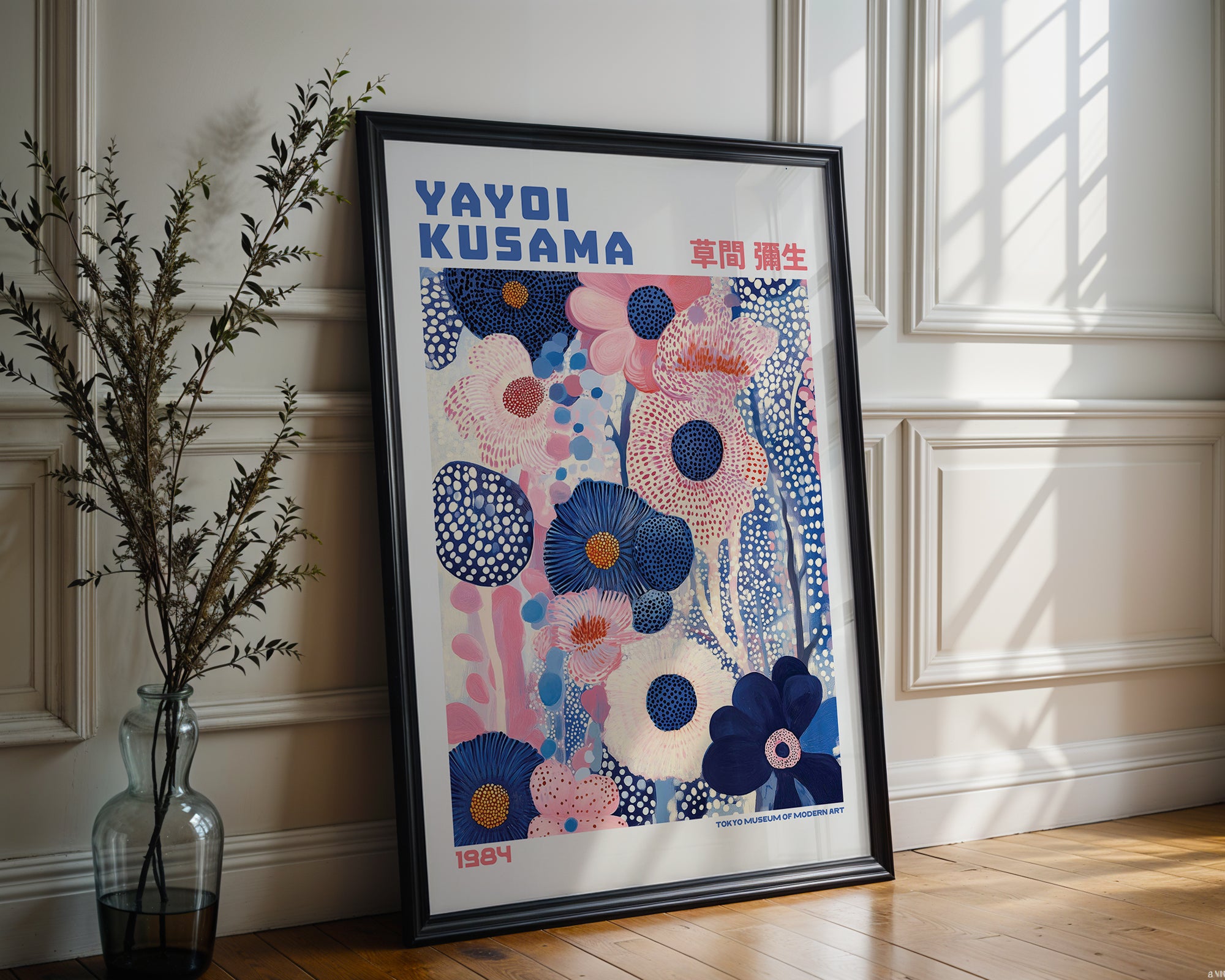Yayoi Kusama Floral Harmony poster visualiserad på vägg – från Bozetto i hög kvalitet