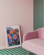 Yayoi Kusama Floral Infinity poster visualiserad på vägg – från Bozetto i hög kvalitet